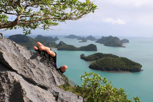 Escalada en roca, Manos con guantes en la montaña . — Foto de Stock