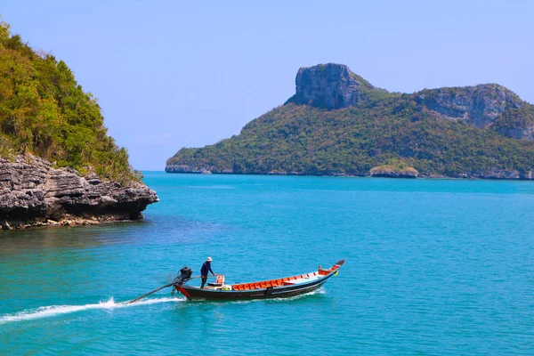 Barco de cola larga en la isla del archipiélago . — Foto de Stock