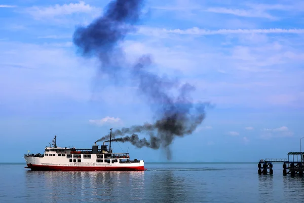 Feribot ve motorundan duman.