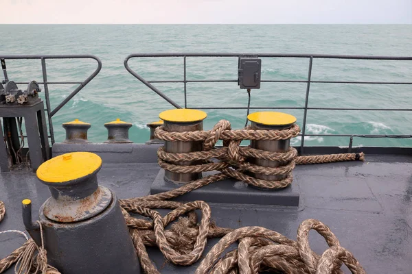 Bolder en touw op de veerboot. — Stockfoto
