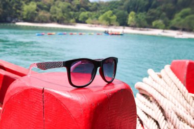 Tur teknesinde güneş gözlüğü.