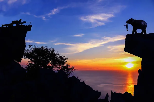 Men shooting elephants, The model of elephants on the mountain. — Stock Photo, Image