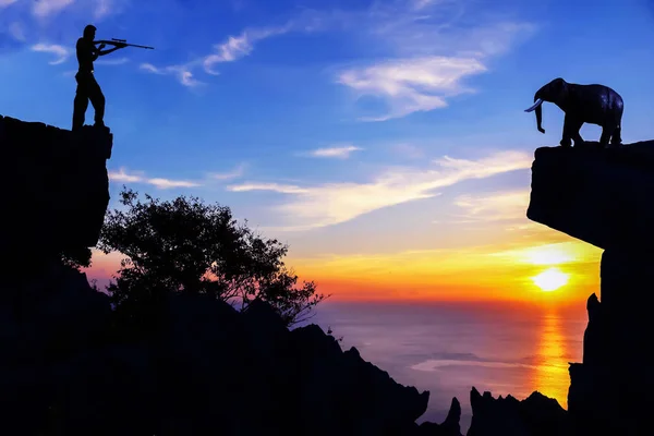 Hombres disparando elefantes, El modelo de elefantes en la montaña . —  Fotos de Stock