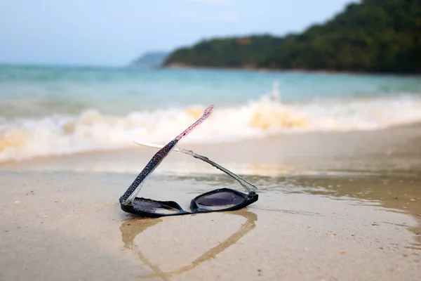 Zonnebril op het strand. — Stockfoto