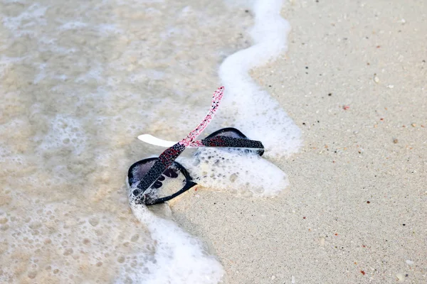 Sluneční brýle na pláži. — Stock fotografie
