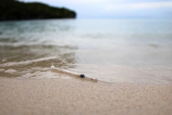 Injektionsnadeln am Strand. — Stockfoto