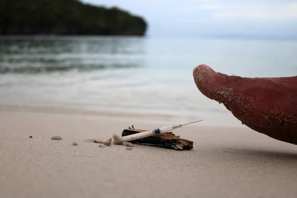 Enjeksiyon iğneler sahilde adım ayak. — Stok fotoğraf