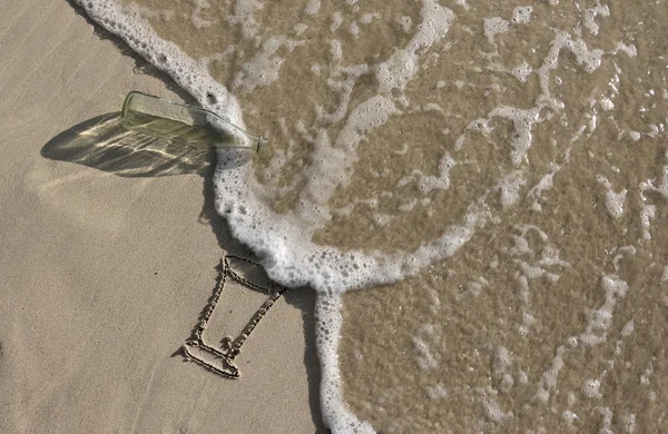 Glazen fles op het strand. — Stockfoto