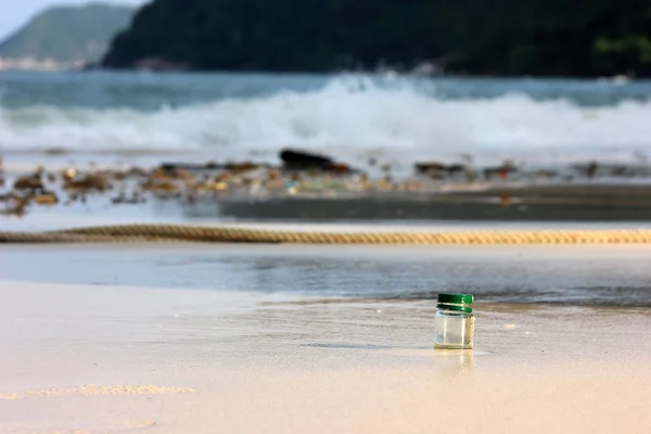 Drank fles op het strand — Stockfoto