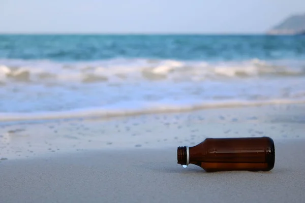 Glazen fles op het strand. — Stockfoto