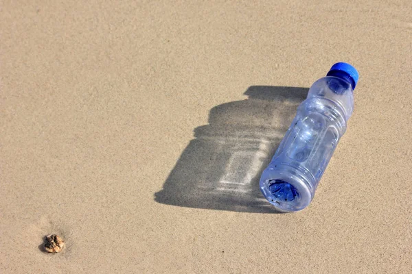 Пластиковая бутылка на пляже. — стоковое фото