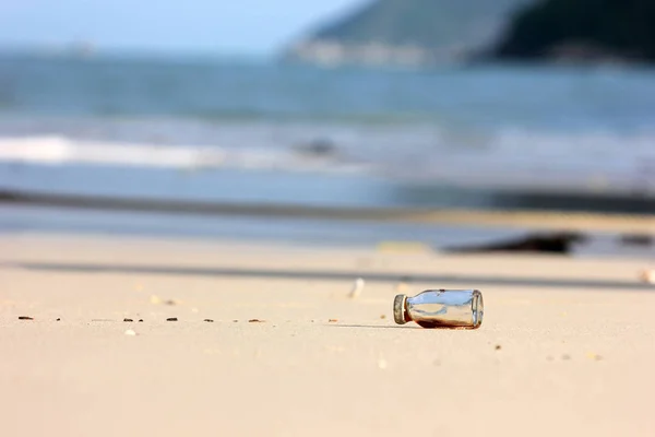 Garrafa de remédio na praia . — Fotografia de Stock