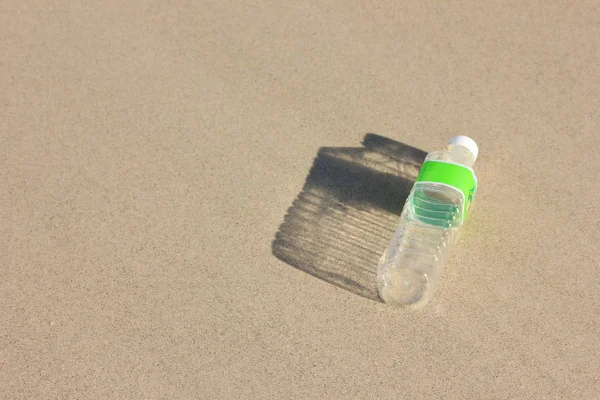 Plastic fles op het strand. — Stockfoto