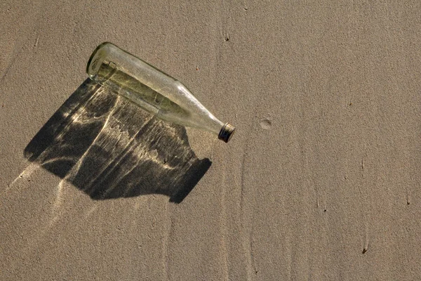 Skleněná láhev na pláži. — Stock fotografie