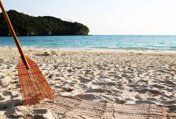 Bamboo kvast på stranden. — Stockfoto