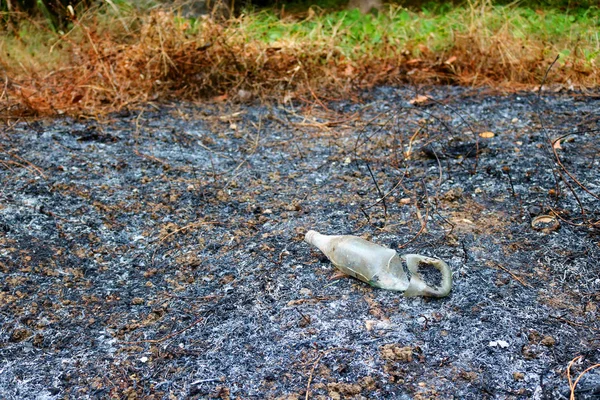 Botellas de vidrio quemadas . — Foto de Stock