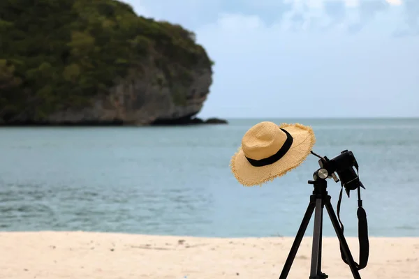 Väva hatt hängande på ett stativ på stranden. — Stockfoto
