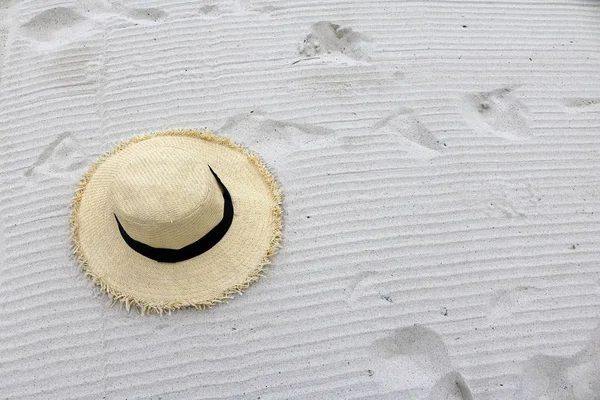 Tkané klobouk na pláži. — Stock fotografie