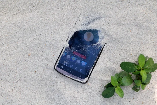 Mobiltelefoner på stranden. — Stockfoto