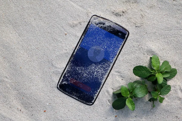 Мобільні телефони на пляжі . — стокове фото