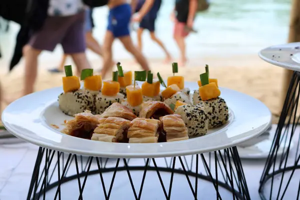 Ontbijtbuffet op het strand. — Stockfoto