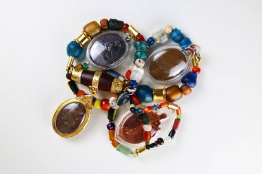 Antik boncuklar ve ibadet altın kolye.