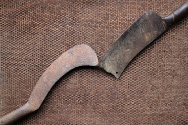 Çelik kafes ile eski bıçak.