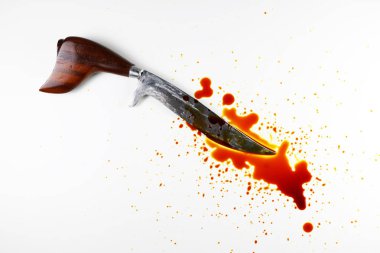 Beyaz arka plan ile kanlı bıçak.