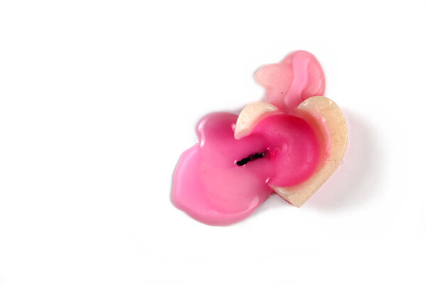 Свечи в форме сердца почти погасли
.