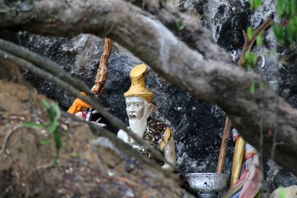 Статуя отшельника у пещеры известняка . — стоковое фото