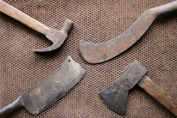 Antiguo martillo hacha y cuchillo . — Foto de Stock