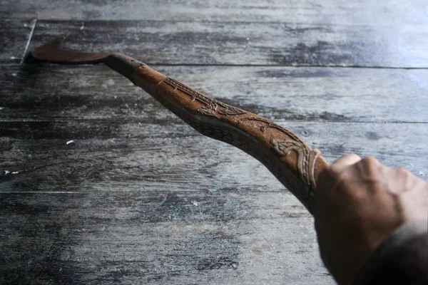 Cuchillos antiguos y tallado en madera . — Foto de Stock