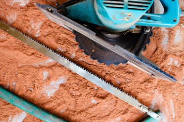 Elektrik daire testere ve el testeresi.