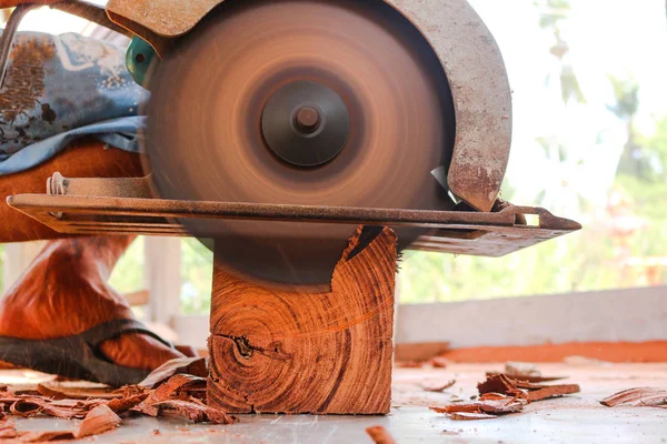 Lavoratori che utilizzano una sega circolare elettrica tagliare il legno . — Foto Stock