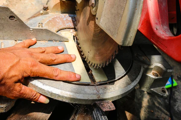 Trabalhadores que utilizam uma serra circular elétrica de corte de madeira . — Fotografia de Stock