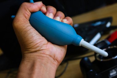 Bir el Hava üfleyici ile kamera Temizleme.