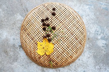 sepetüzerinde çiçek ve yaprak.