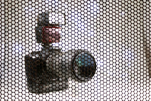 La cámara borrosa y malla de acero . — Foto de Stock