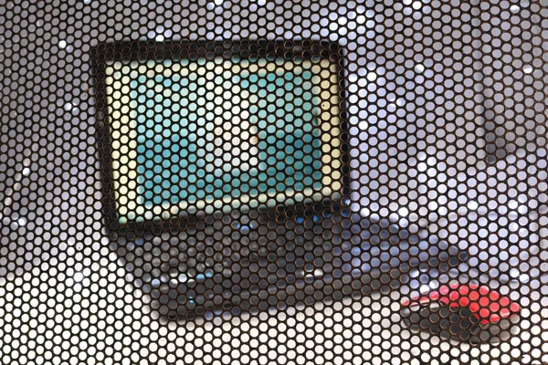 El concepto de ordenador portátil de lente borrosa a través de la rejilla todavía . — Foto de Stock