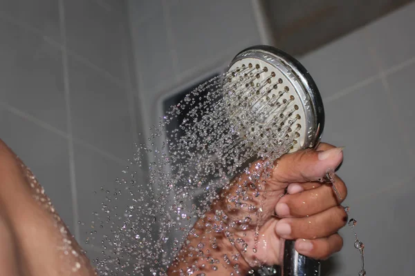 Primer plano del agua que fluye desde la ducha hasta el cuerpo . —  Fotos de Stock