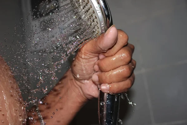 Primer plano del agua que fluye desde la ducha hasta el cuerpo . —  Fotos de Stock