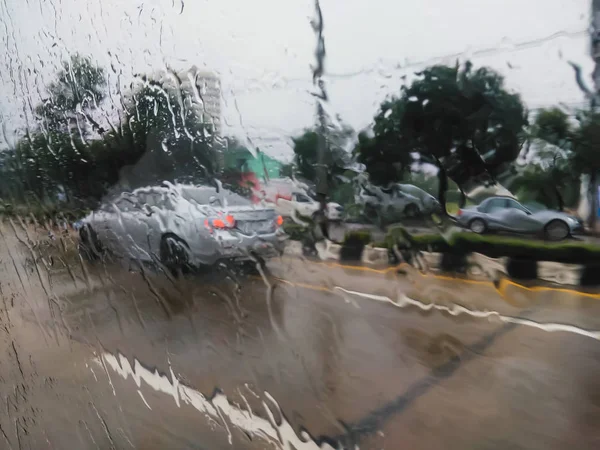 在大街上的车窗外的雨. — 图库照片