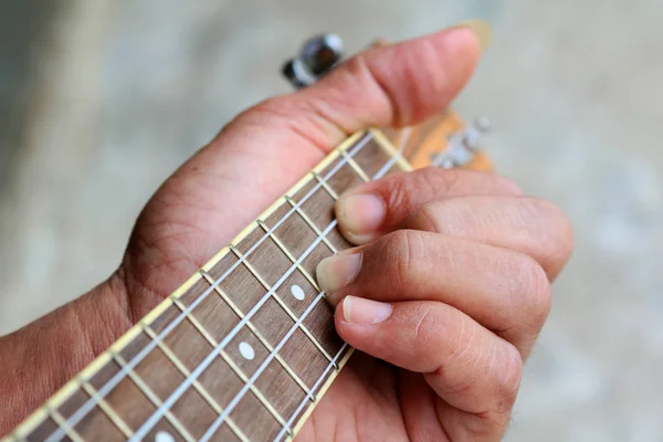 Kézzel játszik a gitár, ukulele — Stock Fotó