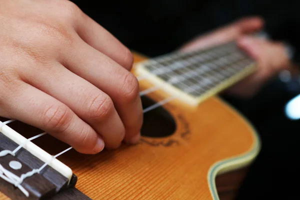 Рука грає на гітарі, Кукулле — стокове фото
