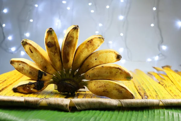 Культивированный банан на банановых листьях . — стоковое фото