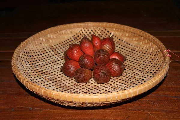 Салак, фрукти в бамбуковому кошику. — стокове фото