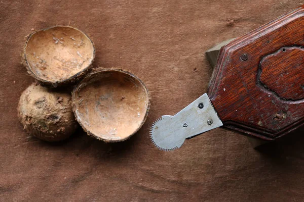 Rallador con cáscara de coco . — Foto de Stock