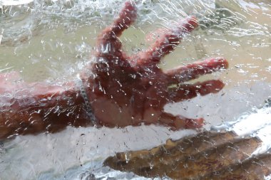 El buz yüzeyi arkasında.