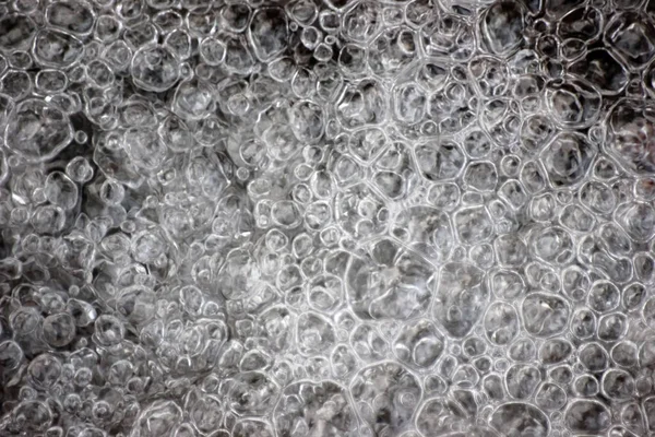Blasen auf der Wasseroberfläche. — Stockfoto