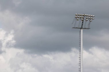 Gökyüzü ile stadyum aydınlatma